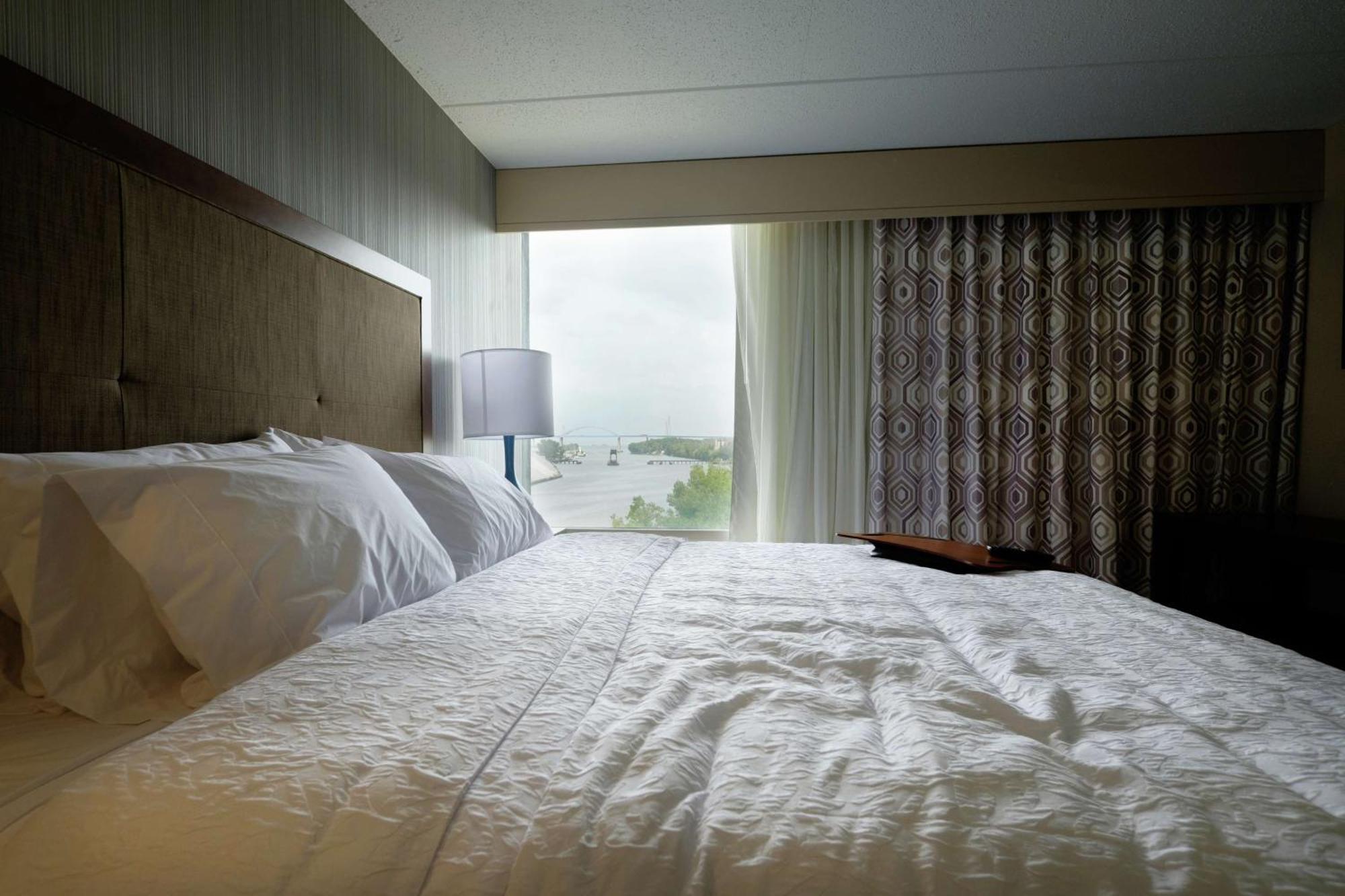 Hampton Inn Green Bay Downtown Екстериор снимка